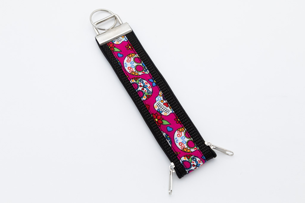 Schlüsselband mit Geheimfach Totenköpfe bunt