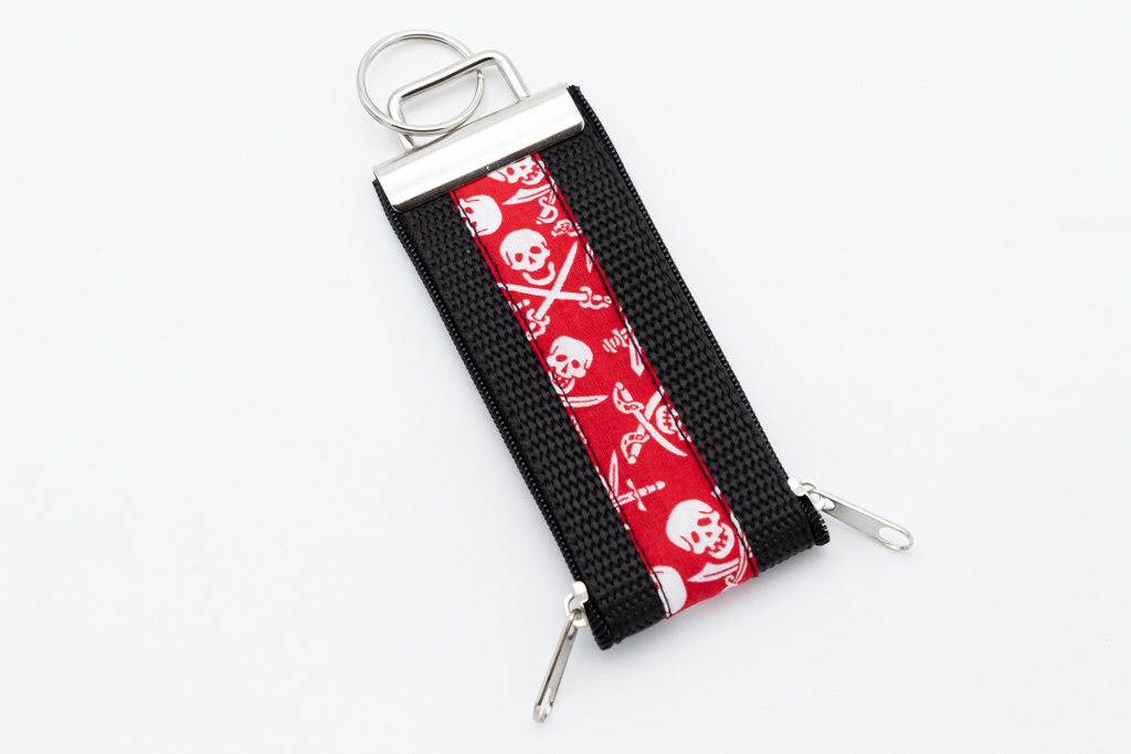 Schlüsselband mit Geheimfach Hamburg Totenköpfe rot/weiß